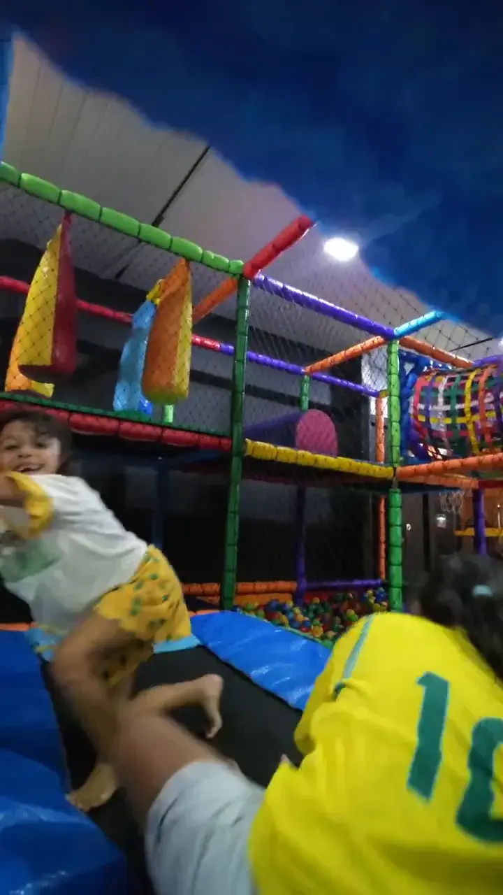 Crianças pulando na cama elástica da brinquedoteca do Quintal