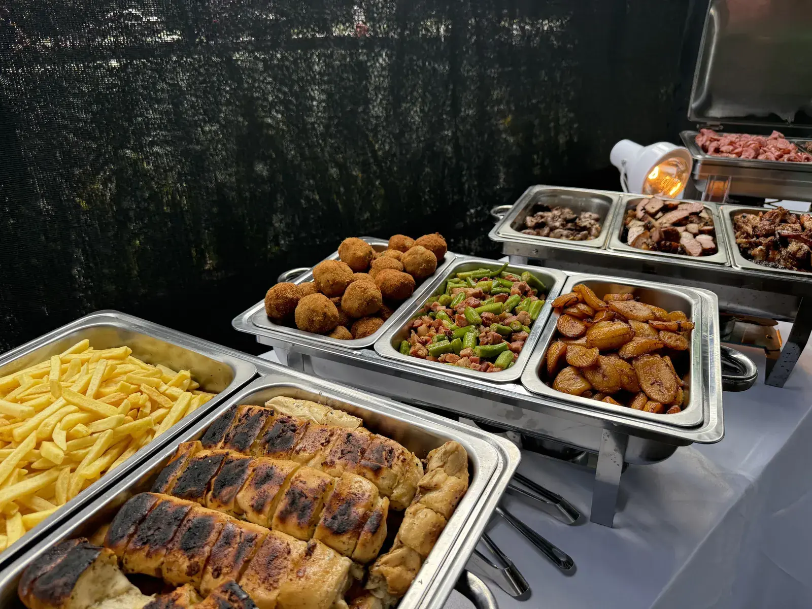 Buffet de evento com réchauds