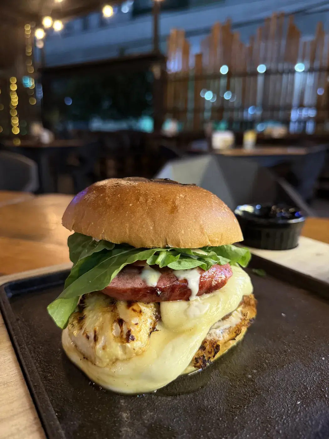 Burger Dimba com abacaxi grelhado, linguiça, muçarela e rúcula