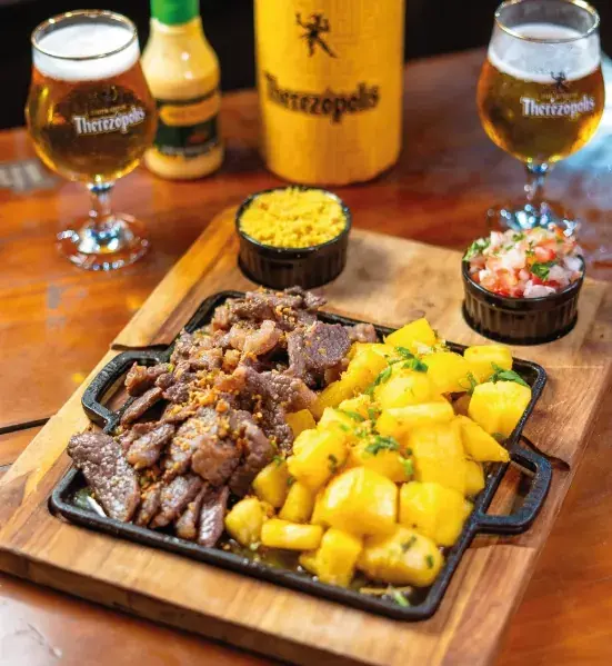 Carne de sol com aipim na chapa, farofa e vinagrete