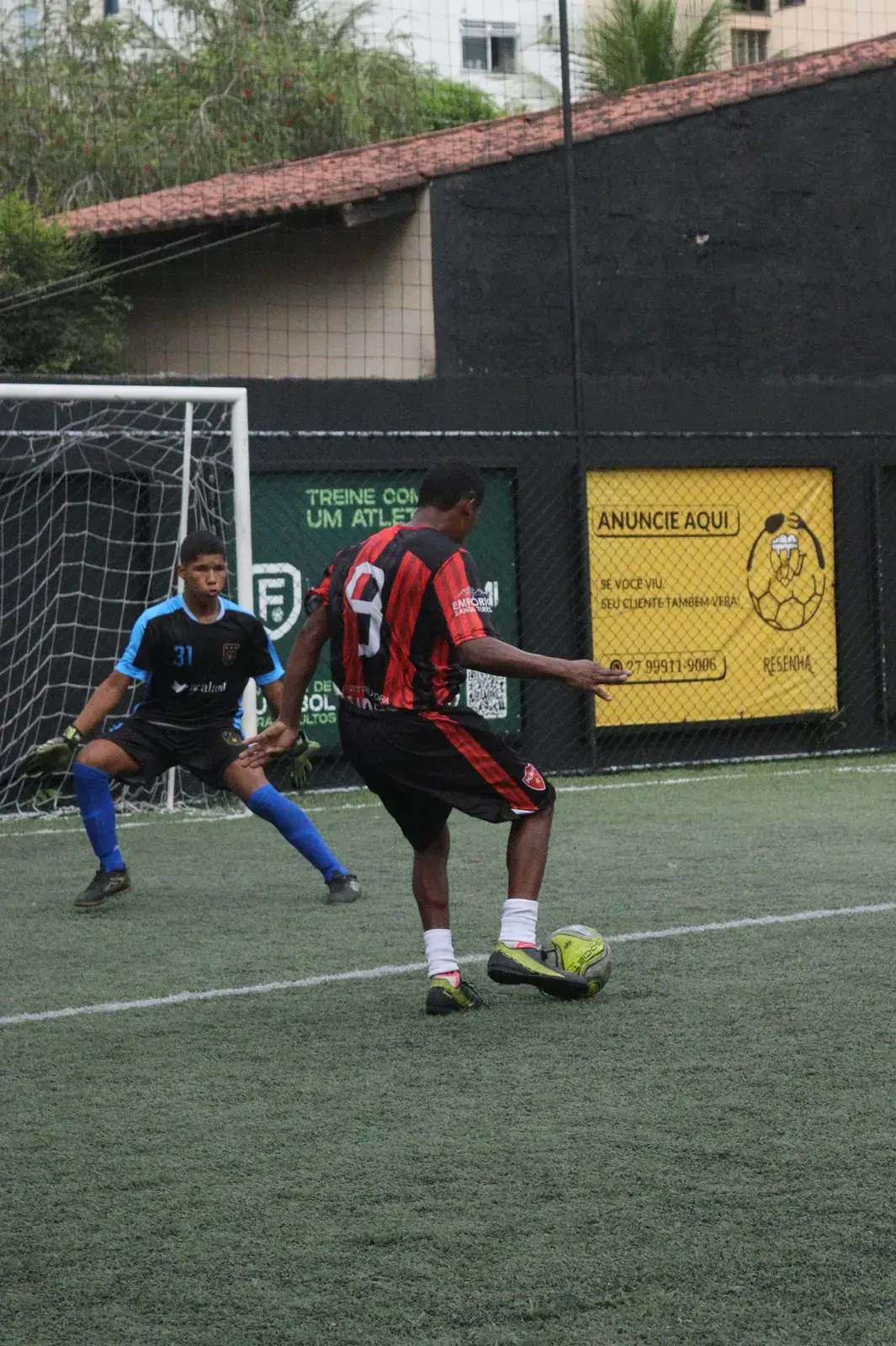 Disputa de bola na Copa Quintal da Resenha