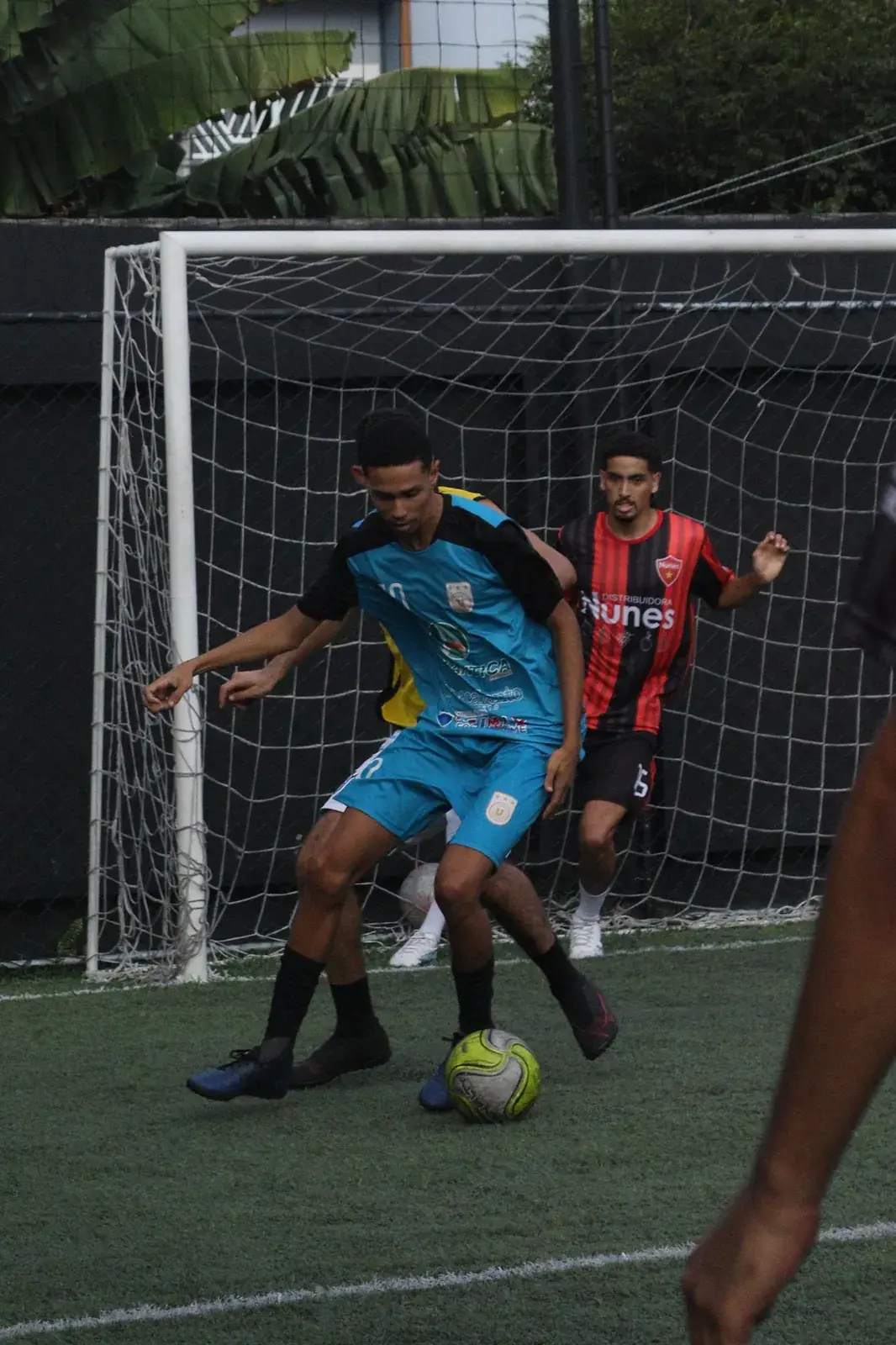 Dividida de bola perto do gol