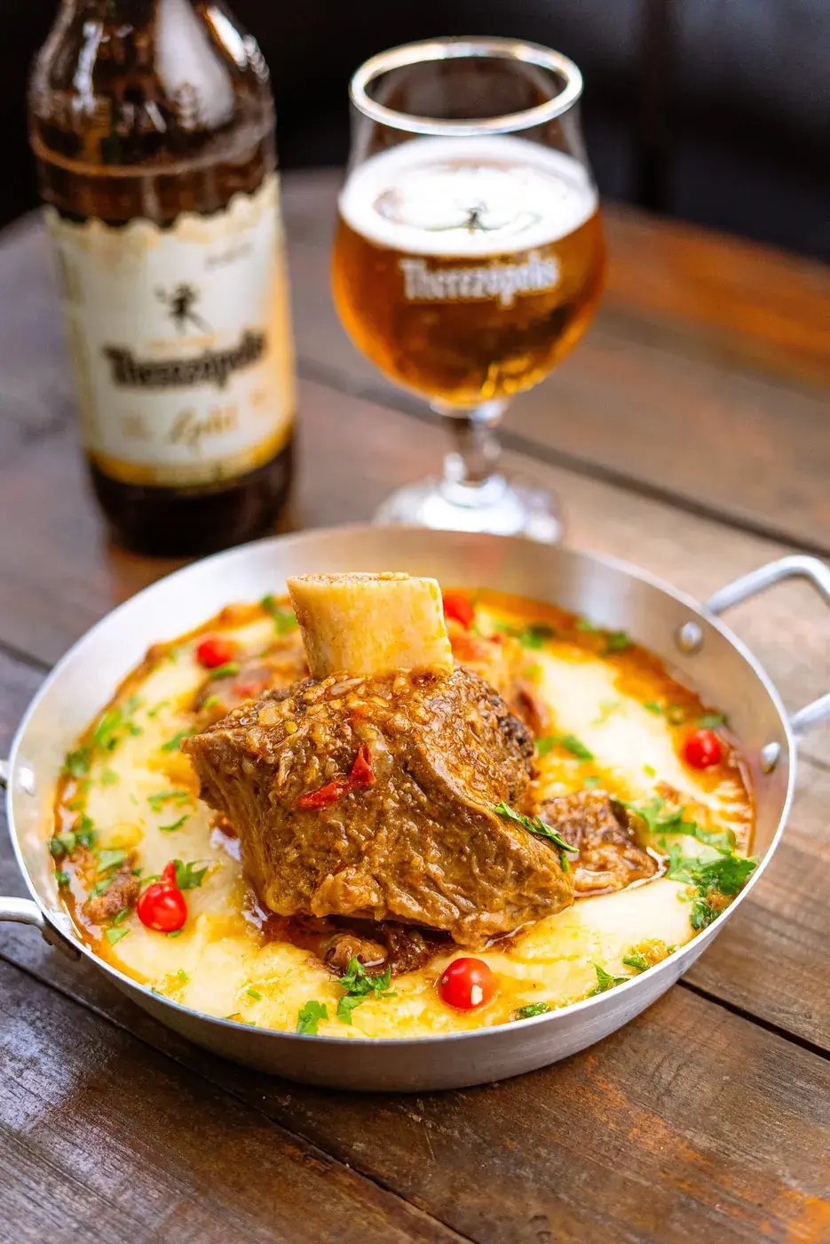 Costela com creme de aipim e pimenta-biquinho