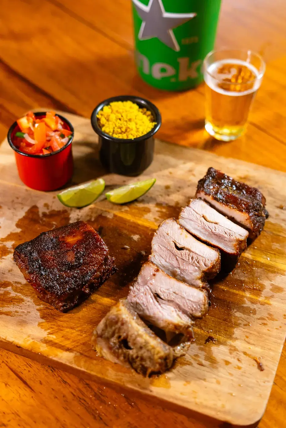 Costelas suínas no barbecue na tábua, com farofa e vinagrete
