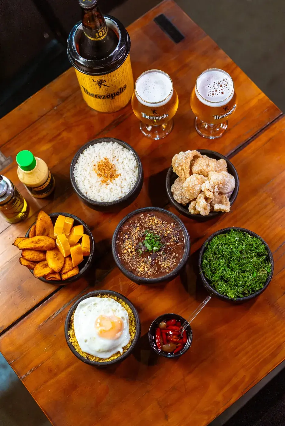 Feijoada completa com arroz, couve, torresmo, farofa com ovo e laranja