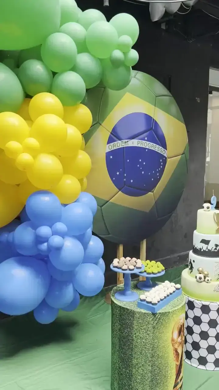 Decoração de aniversário com tema da Copa, balões verde, amarelo e azul