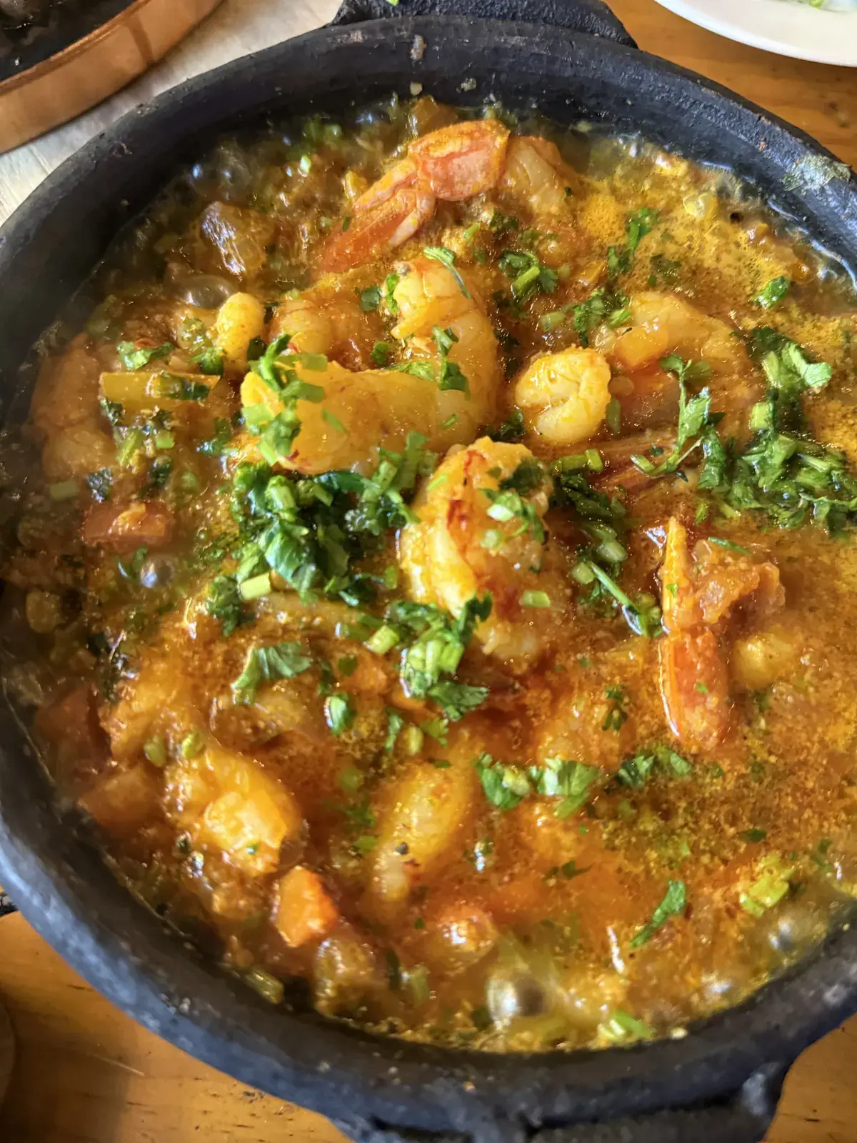 Moqueca de camarão na panela de barro