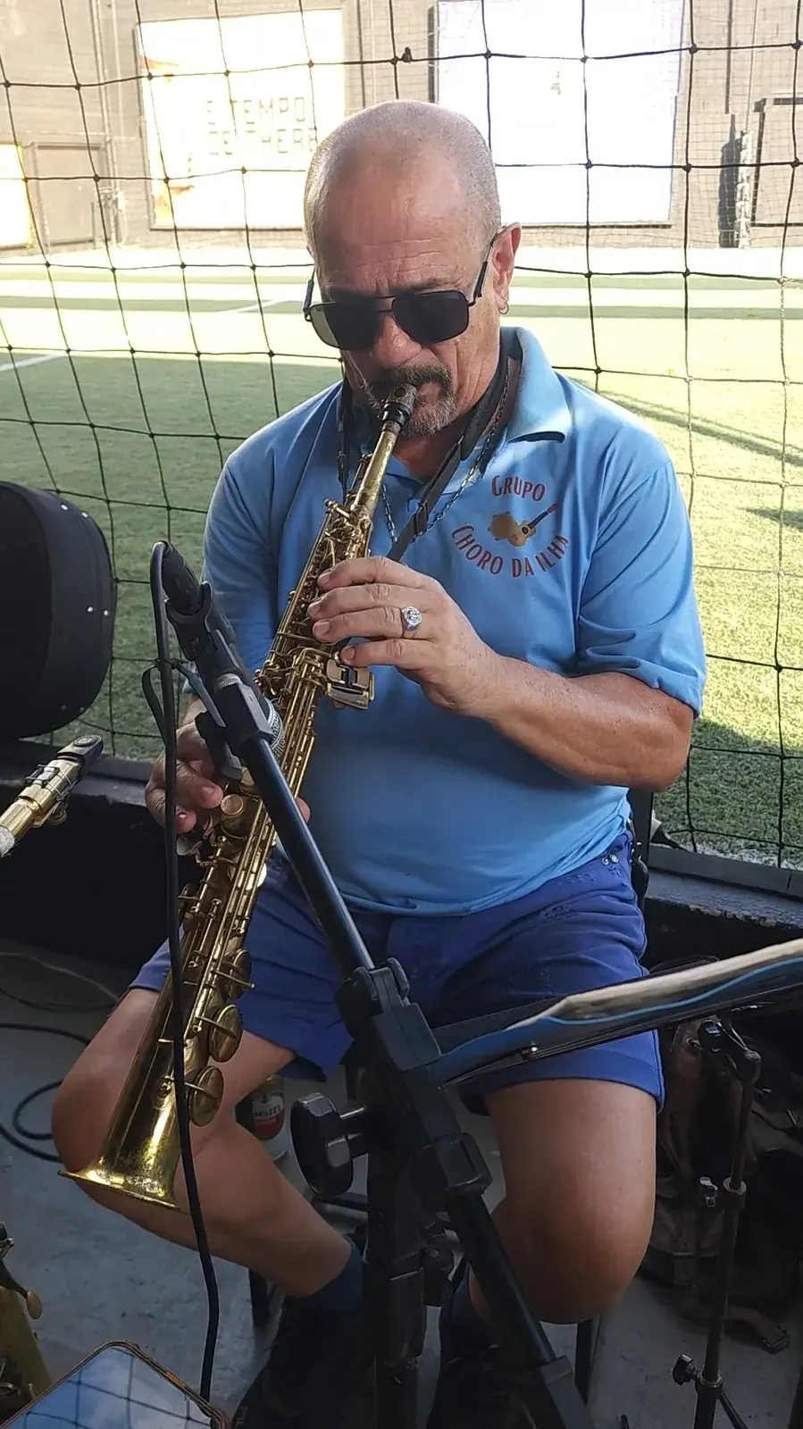 Saxofonista tocando ao vivo no Quintal