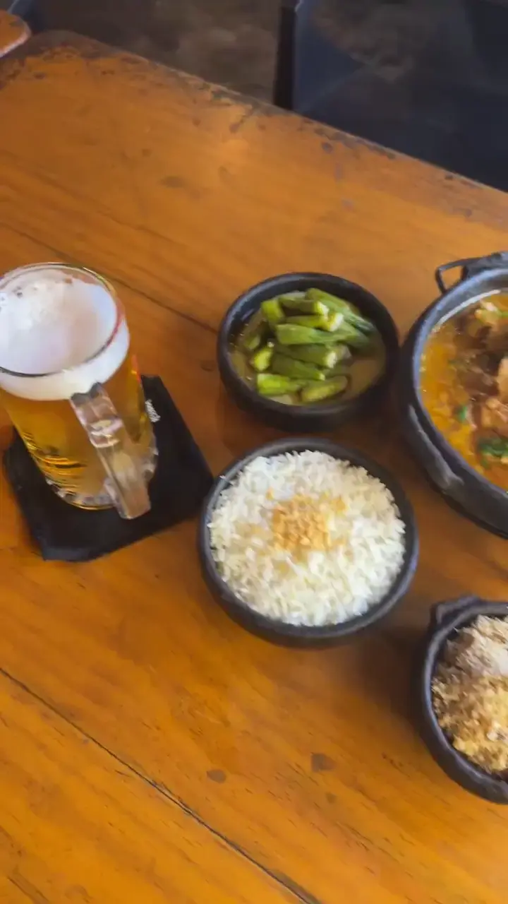 Afogado, arroz, farofa e quiabo servidos na mesa